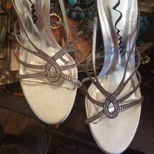 NINA SILVER METALIC & RHINESTONE HEELS NWOT